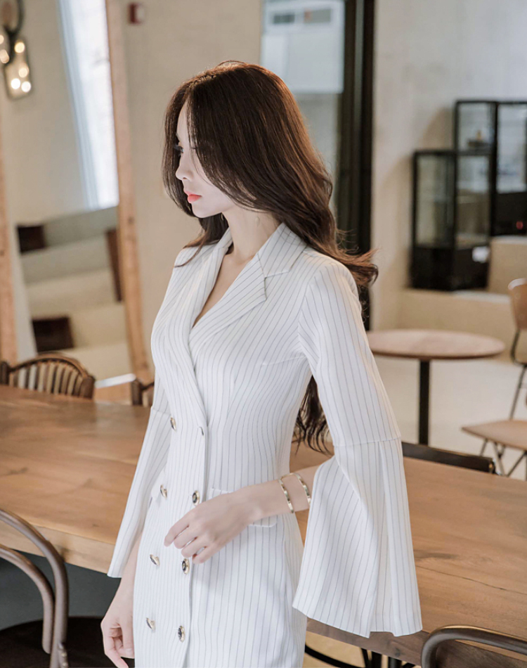 Kurz geschnittenes Kleid mit zweireihiger Knopfleiste und Reverskragen Fashion Bullet